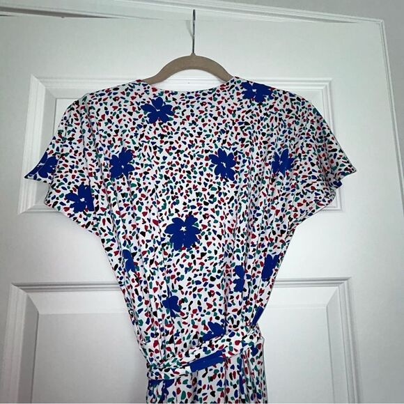 VICKYTIEL Floral Funfetti Print Split Short Sleeve Full Wrap Hi-Low Dress - Picture 13 of 15